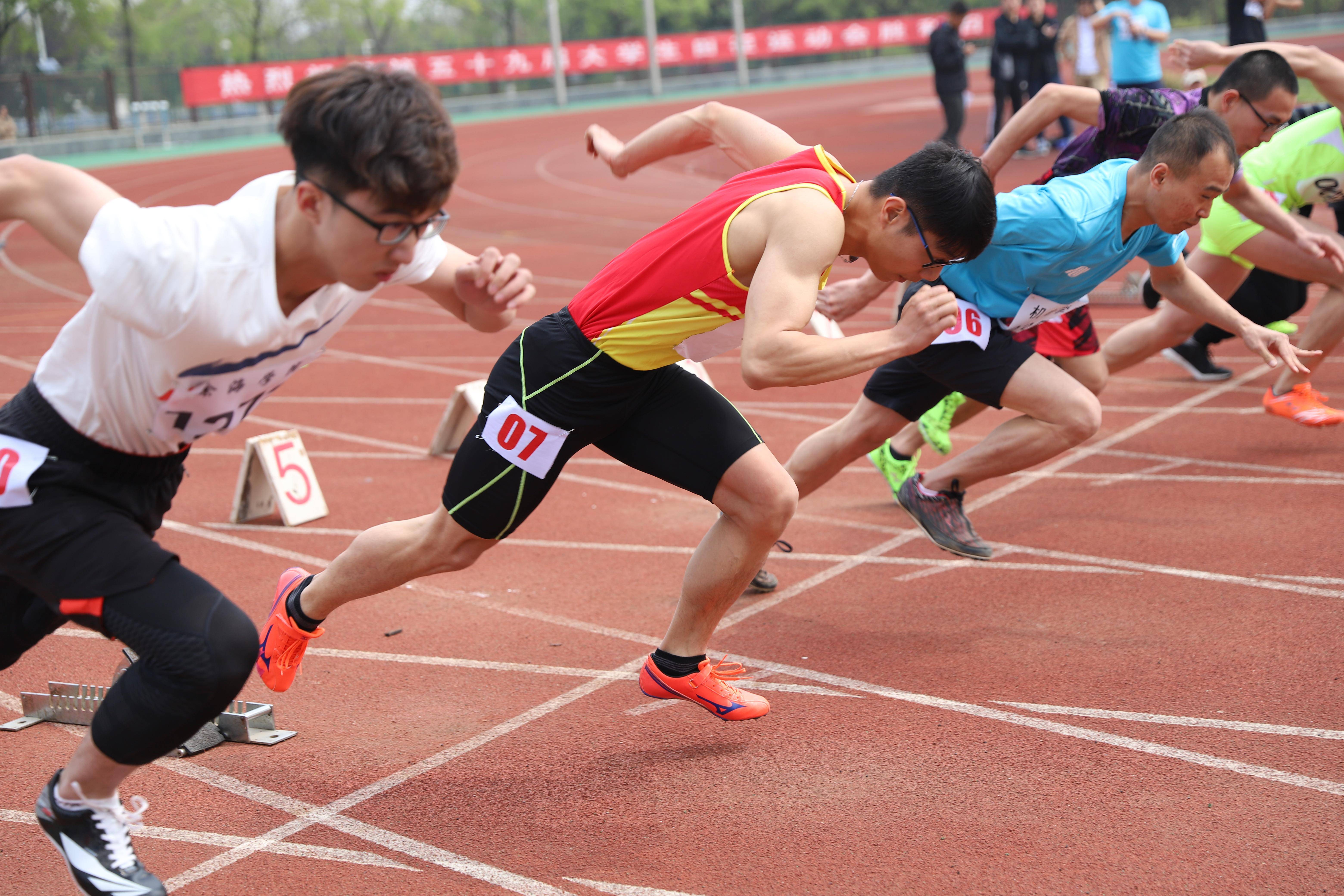 在竞技体育比赛中,选手们往往为了追求成绩的提高 在竞技体育比赛中,选手们往往为了追求成绩的提高