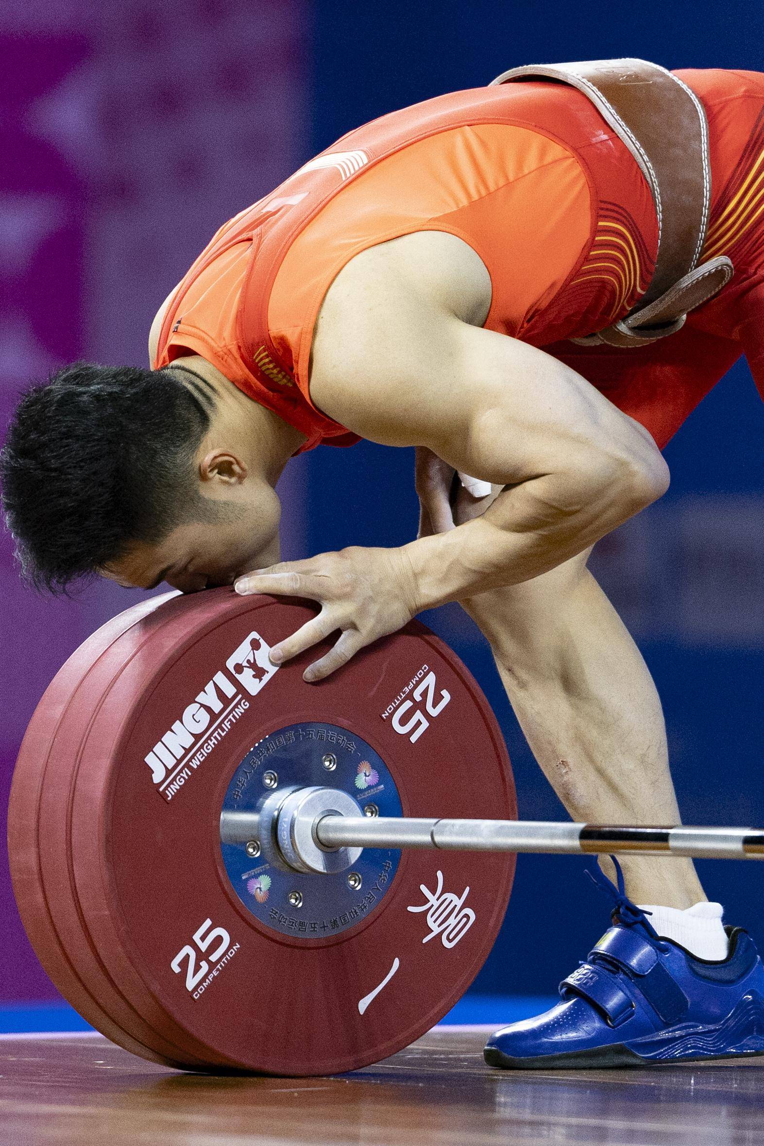 在各项比赛中崭露头角